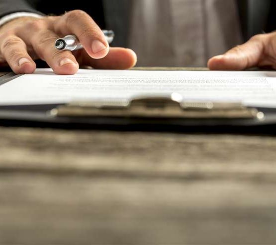 Persona revisando documento